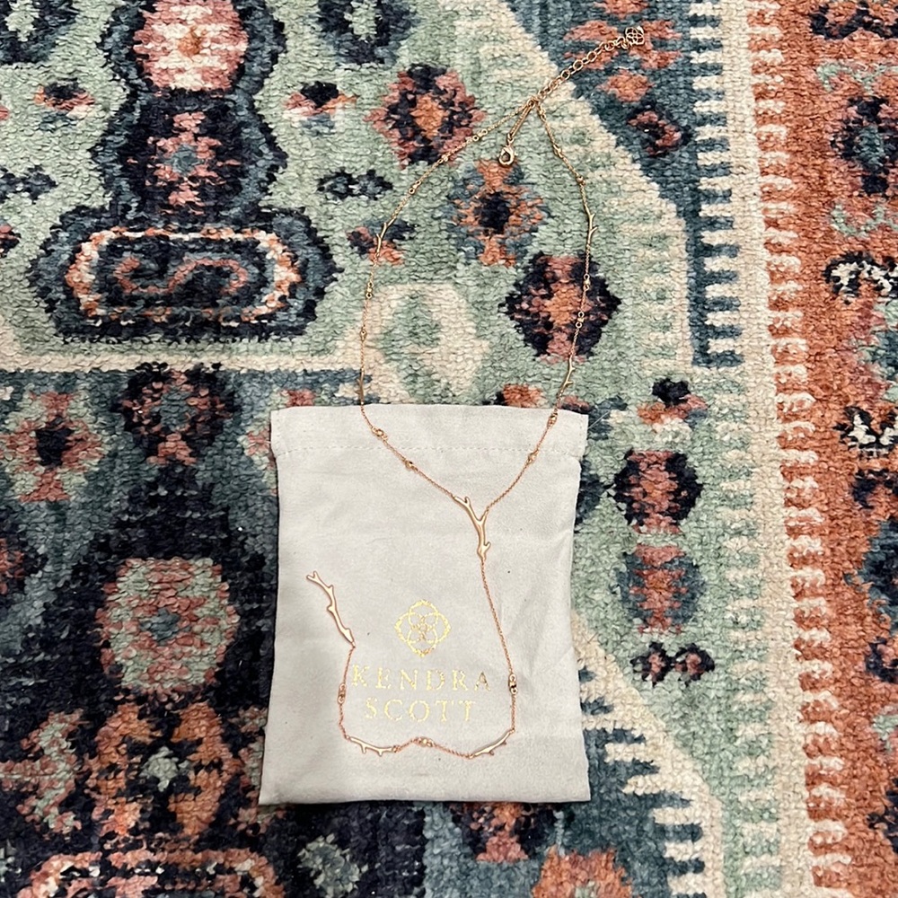 Kendra Scott necklace